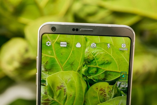 Mặt trước, LG G6 chỉ có một camera độ phân giải 5MP, ống kính góc rộng 100 độ cho phép chụp nhóm hoặc chụp cảnh rộng hơn.