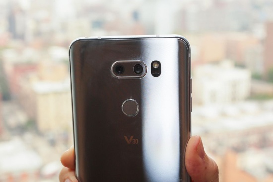 LG V30 cũng sở hữu hệ thống camera kép ở mặt sau nhưng được nâng cấp ấn tượng bao gồm: Một camera tiêu chuẩn độ phân giải 16MP, ống kính góc rộng 120 độ và là chiếc smartphone đầu tiên trên thế giới sở hữu hệ thống camera với khẩu độ lớn f/1.6, cho phép chụp trong điều kiện ánh sáng yếu tốt hơn rất nhiều smartphone hiện nay. Trong khi camera thứ hai độ phân giải 13MP cũng có khẩu độ f/1.9.  