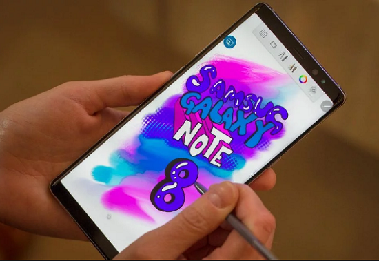 Màn hình: Samsung Galaxy Note 8 sử dụng màn hình vô cực Infinity Display giống như trên Galaxy S8/S8 Plus với tỉ lệ 18.5: 9 nhưng kích thước lớn hơn với 6,3 inch và cùng độ phân giải 960 x 1440 pixel (WQHD +) với tấm nền Super AMOLED. 