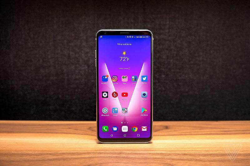 Do không sử dụng ống kính tele nên camera của LG V30 không có chế độ chụp xóa phông như Note 8 nhưng sử dụng ống kính rộng hơn, có nghĩa ảnh chụp thu được nhiều cảnh hơn bất kỳ điện thoại nào với hiệu ứng mắt cá khác biệt. Ngoài ra, camera của V30 còn có chế độ Cine-Video cho phép bạn sử dụng các bộ lọc sẵn có trong khi quay video, Cine Log cho phép quay video với dải tương phản và dải màu rộng hơn. Tuy nhiên camera chụp selfie của LG V30 có độ phân giải khá khiêm tốn, chỉ ở mức 5 megapixel với góc rộng 90 độ.