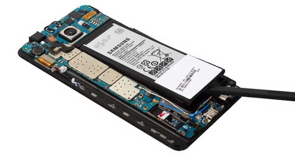 Pin: Một điểm chung thú vị khác là cả LG V30 và Samsung Galaxy Note 8 đều đi kèm viên pin dung lượng 3.300mAh, hỗ trợ sạc nhanh và sạc không dây.
