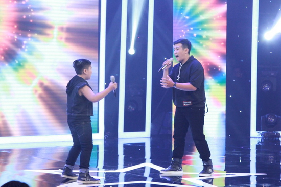 Hai anh em “bụ bẫm” hát hit Trần Lập gây náo loạn Gia đình song ca:  Mở đầu chương trình là cặp đôi anh em Nhật Phúc và Hoàng Nam. Từ nhỏ, hai anh em đã sở hữu thân hình bụ bẫm nên tự ti, không dám bước lên sân khấu. Thế nhưng, nhờ niềm đam mê âm nhạc mãnh liệt, cả hai đã lao vào tập giảm cân, quyết tâm thay đổi dù lắm lúc rất mệt mỏi.