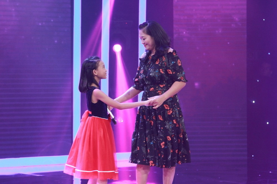 Cẩm Ly, Thu Thủy thổn thức trước hai mẹ con hát về tình mẫu tử ở Gia đình song ca:  Mẹ Ánh Tuyết và con gái Thái Anh đã phải trải qua cuộc thi nhỏ giữa các thành viên trong gia đình để được đại diện dự thi Gia Đình Song Ca. 