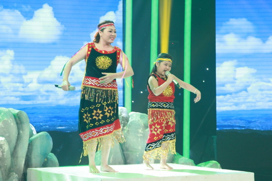  Cô bé thí sinh Gia Đình Song Ca dễ thương đến mức Đại Nghĩa muốn bắt về nhà nuôi:  Cô bé Uyên Minh luôn nhớ mong về người cha đang hoạt động ở quân đội. Những khi gia đình sum họp, bé Uyên Minh và mẹ Bích Ngọc trổ tài ca hát những bài cha thích, đem lại không khí yêu thương cho gia đình.