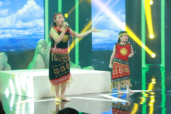  Hai mẹ con đã chọn trình diễn ca khúc Hồ trên núi. 