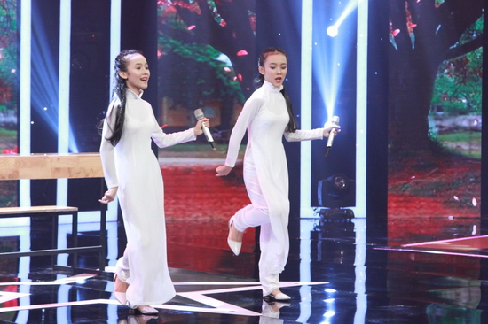 Hai chị em song sinh hát hit Mây Trắng khiến Thu Thủy hồi hồi xúc động:  Đối với cô bé Thảo Nhi, việc có một người chị em song sinh như Hiếu Nhi là một điều may mắn khi cả hai cùng chia sẻ tình thương của ba mẹ, cùng có chung những người bạn thân thiết. Đến với Gia Đình Song Ca, dù phần thưởng đạt được ít hay nhiều, hai chị em cũng sẽ trích một phần để giúp đỡ các em nhỏ ở một ngôi chùa họ thường làm từ thiện.