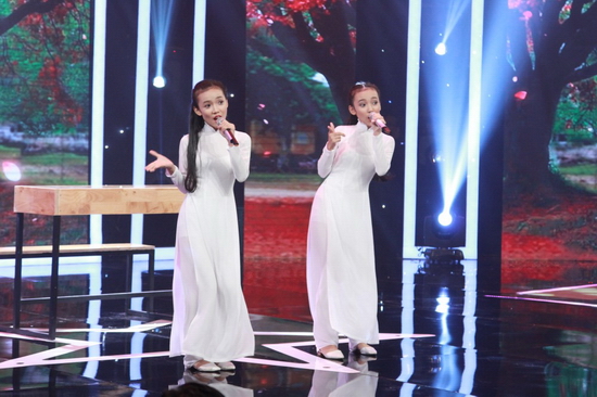 Cặp song sinh đã chọn trình diễn ca khúc hit một thời của Mây Trắng là Áo dài ơi, khiến Thu Thủy không ngừng nhún nhảy theo. Nữ ca sĩ cho biết bản thân suýt không kiềm lòng được và lên sân khấu nhảy chung với thí sinh. Tiết mục dễ thương này cũng khơi gợi trong Thu Thủy những kỉ niệm đẹp trong thời gian hoạt động cùng Mây Trắng. Cẩm Ly cũng nhớ về thời gian đi hát cùng em gái Minh Tuyết.