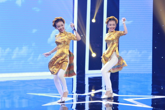 Nối tiếp, cặp song ca Hiếu Nhi – Thảo Nhi đem đến ca khúc Beautiful Việt Nam cùng những bước nhảy đầy sôi động. Ưng Hoàng Phúc nhận xét phần bè hơi bị chênh, chưa thật sự hòa quyện. Về phần Thu Thủy, cô cho rằng vừa nhảy vừa hát là một việc rất khó và khuyên hai chị em cố gắng giữ chắc cột hơi để phần vũ đạo được tốt hơn. Bên cạnh đó, nữ ca sĩ cũng đánh giá cặp đôi đã có một phần trình diễn được đầu tư nghiêm túc. 