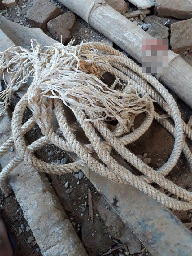 Dây thừng Lan ép hai con trai thắt cổ.