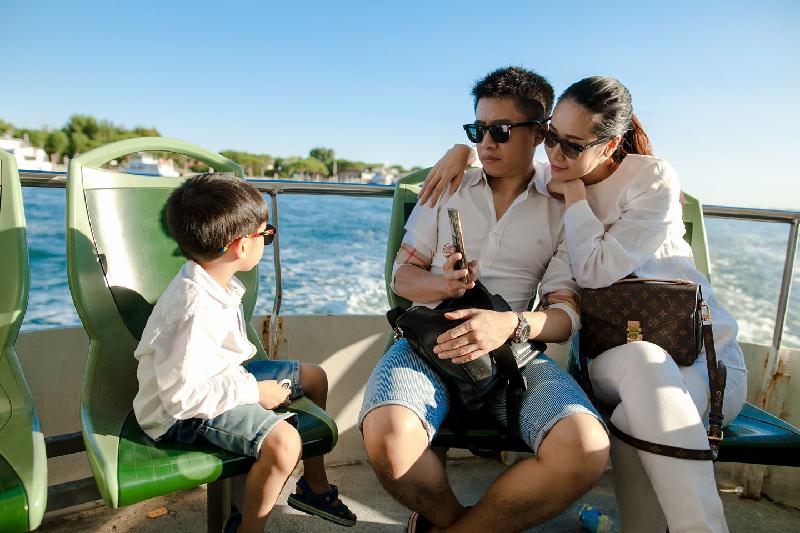 Cuộc hôn nhân của hai người đến nay đã kéo dài được 7 năm. Ngoài tình yêu ngọt ngào, nhiều người ngưỡng mộ cặp vợ chồng hoa hậu - doanh nhân bởi cuộc sống trong mơ với những chuyến du lịch khắp thế giới cùng điều kiện sống rất mực sung túc.