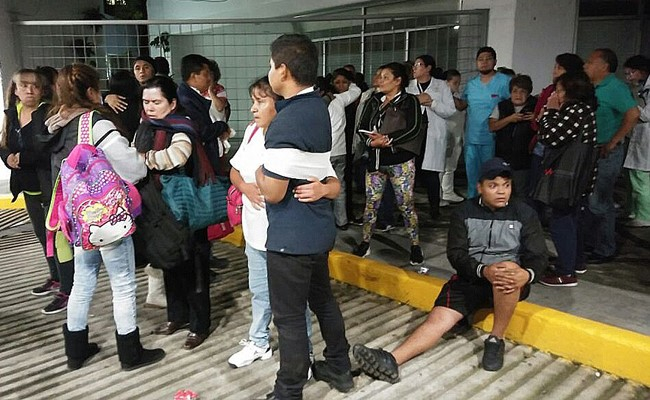Nhiều người dân Mexico hoảng loạn chạy ra đường phố khi động đất xảy ra (Ảnh: AP)