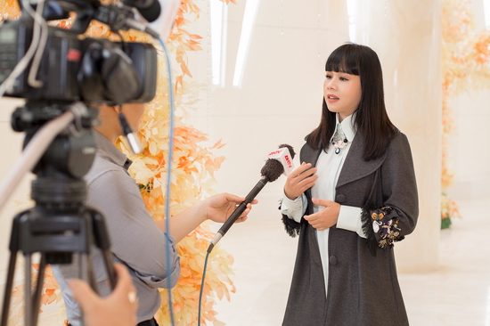 Chị cũng nói thêm: “Mọi người thường nghĩ lãnh Mỹ A chỉ có thể thiết kế thành áo bà ba, áo dài truyền thống nhưng chúng tôi mong muốn với chất liệu quý hiếm này, làm lên những bộ trang phục ứng dụng, thậm chí phá cách.  Bản thân tôi cũng rất áp lực khi phải thiết kế trên một chất liệu quý hiếm như vậy nhưng bằng tất cả sự đam mê cũng như những tâm huyết, chúng tôi “tham vọng” rằng The Dreamers sẽ gây được tiếng vang trong giới mộ điệu thời trang để ngày càng nhiều người biết đến lãnh Mỹ A và một thương hiệu thời trang còn non trẻ nhưng dám nghĩ dám làm”.