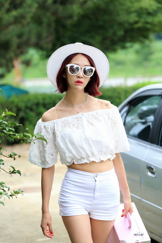 Cựu thành viên Sistar sẽ vào vai Oh In Young – một nữ ca sĩ thần tượng trẻ tuổi đang gặp phải vô số khó khăn khi độ nổi tiếng giảm sút, bản thân lại liên tiếp gây scandal. Để cứu vớt danh tiếng, In Young đành miễn cưỡng tham gia show truyền hình thực tế mang tên “Trải nghiệm làm con dâu”. Từ đây, khi bắt đầu “sắm vai” con dâu trưởng trong 1 gia đình truyền thống, In Young phải chật vật đối phó với “mẹ chồng” nguyên tắc, khó tính cùng “người chồng” có cá tính hoàn toàn trái ngược mình. Đồng thời, với tính cách hồn nhiên lại thiếu kiến thức sống, cô nàng cũng gây ra vô số cảnh tượng “gà bay chó chạy” cho “nhà chồng”...