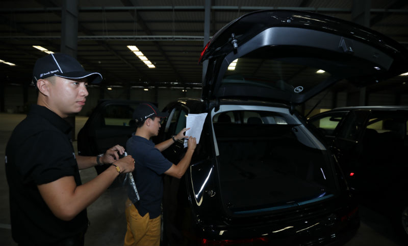 Audi Q7 quattro phiên bản giới hạn phục vụ APEC đều là màu đen, được trang bị đèn LED Matrix, hệ thống loa BOSE, hỗ trợ đóng cửa cho tất cả các cửa, gói ngoại thất S-line, đèn nội thất, công nghệ hiển thị trên kính chắn gió (head-up display), vành hợp kim nhôm 19 inch. Audi Q7 2.0 TFSI quattro có công suất 252 mã lực với dải mô-men xoắn lên tới 370 Nm. 