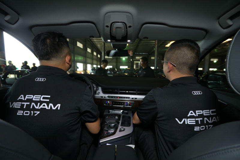 Audi Q5 phiên bản giới hạn APEC có sơn ngoại thất màu đen. Phiên bản Q5 Thiết kế được trang bị gói ngoại thất S-line, cùng cỡ vành 18 inch, nội thất ghế ngồi bọc da Milano. Trong khi đó, phiên bản Q5 Thể thao lại được trang bị công nghệ hiển thị trên kính chắn gió (head-up display), hệ thống treo điều chỉnh giảm xóc điện tử, gói thể thao S-line, nội thất bọc da Alcantara cùng cỡ vành 19 inch. 50 xe Audi Q5 phiên bản giới hạn APEC được được sản xuất bởi AUDI AG dành riêng cho thị trường Việt Nam.