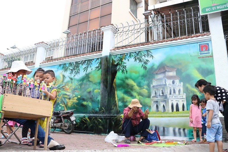 60m của bức tường bên cạnh Trường mầm non SaPa trở nên sinh động hơn bao giờ hết... ẢNH: THANH TUYỀN.