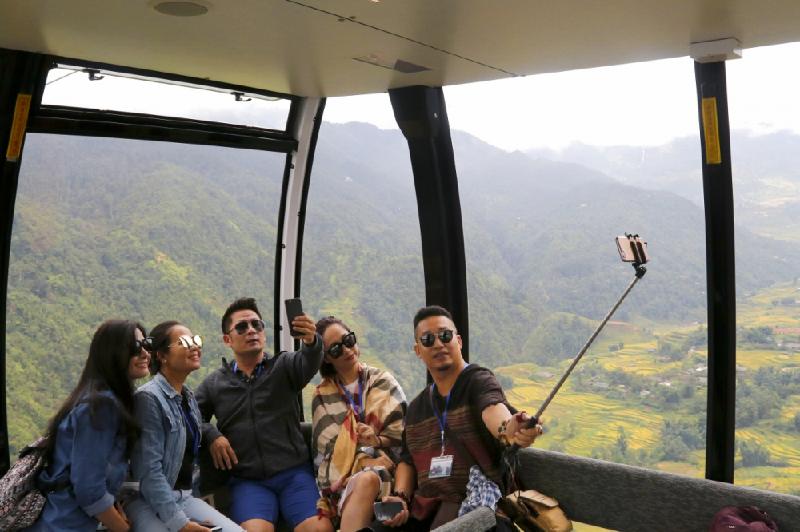  Ca sỹ Bằng Kiều đang selfie ghi lại khoảnh khắc đẹp