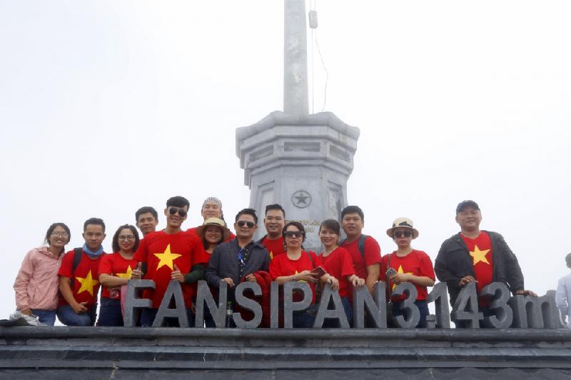  Cùng chụp ảnh lưu niệm tại điểm cao nhất của Fansipan