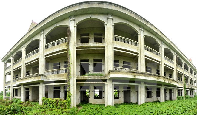 Sau 7 năm xây dựng, dự án trường trung học phổ thông Vũ Duy Thanh (huyện Yên Khánh, tỉnh Ninh Bình) hiện đang ​'đắp chiếu' giữa đồng vì không có vốn. (Ảnh: Minh Đức/TTXVN)