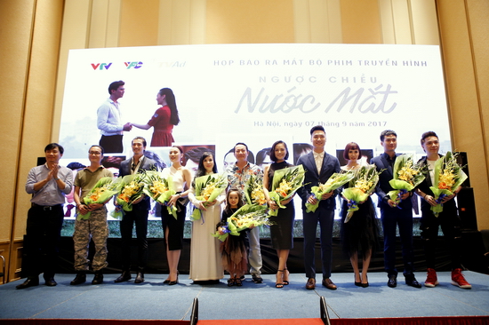 Ê-kíp đoàn làm phim Ngược chiều nước mắt chụp ảnh kỷ niệm trong buổi họp báo ra mắt bộ phim