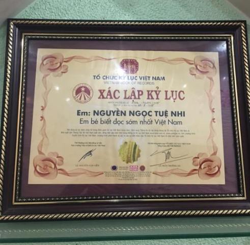 Tuệ Nhi được xác lập kỷ lục “Em bé biết đọc sách sớm nhất Việt Nam”.