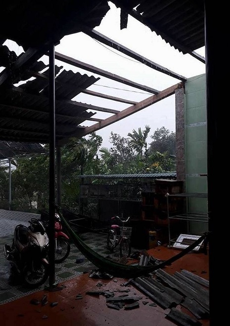 Hà Tĩnh là một trong những địa phương đầu tiên chịu ảnh hưởng của bão số 10. Nhiều cây cối bị gãy đổ, nhà tốc mái và đã ghi nhận thiệt hại về người.