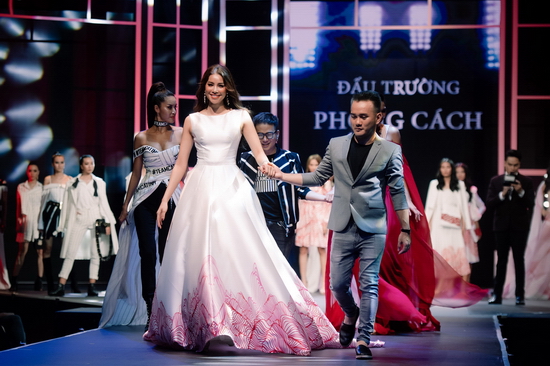 Trong chương trình “Đấu trường thời trang”, Phạm Hương trở thành “nàng thơ” đồng hành cùng NTK Lê Thanh Hòa, cả hai đã cho ra lò những mẫu thiết kế đậm chất thanh lịch và không kém phần tinh tế. Trước đó, hình ảnh của Phạm Hương gấn liền với NTK Lê Thanh Hòa khi hoa hậu liên tục chọn những mẫu thiết kế của anh trong các sự kiện quan trọng. Ngoài đời, cả hai là những người bạn vô cùng thân thiết.