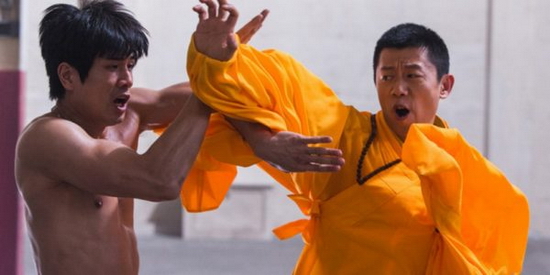 Hạ Vũ (phải) trong vai cao thủ Hoàng Trạch Dân