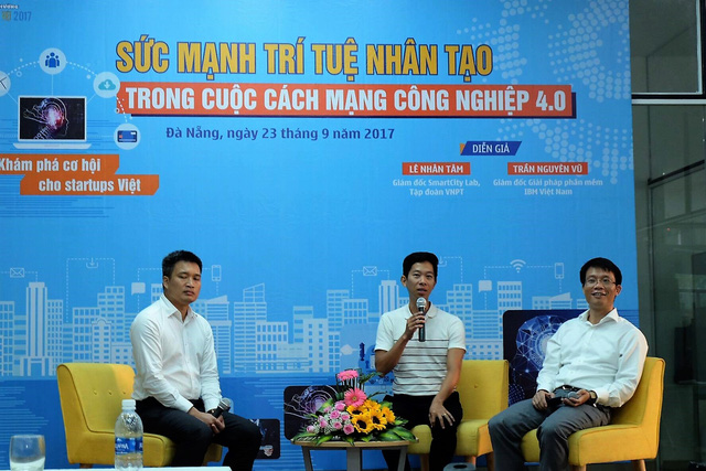 Các diễn giả thảo luận về cách mạng công nghiệp 4.0