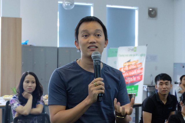 Nhiều startup trẻ tranh luận với các diễn giả.