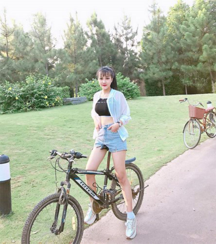 Khi được nhiều người khen ngợi và chú ý tới, Linh Hương khiêm tốn cho rằng ngoại hình của mình chưa thật sự nổi bật và việc nhận được ưu ái từ những người xung quanh khiến cô bạn cảm thấy rất vui kèm theo đó là nhiều áp lực.