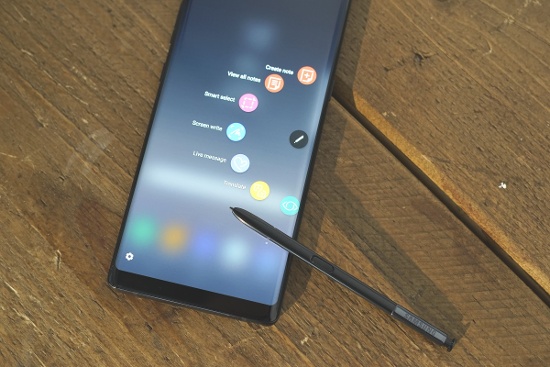 S Pen để ghi chú, viết vẽ: Rõ ràng bút S Pen là một trong những tính năng chính tạo nên điểm nhấn trên Galaxy Note 8. Bút S Pen cho phép bạn dễ dàng ghi lại lời nhắc, lưu lại các ý tưởng ngay cả khi màn hình tắt, có thể vẽ phác thảo các bản vẽ và thậm chí dịch cả các đoạn văn nhanh chóng. iPhone X không có bất kỳ loại bút nào hỗ trợ.