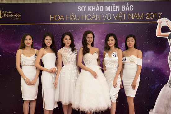 Sau thời gian dài phát động, cuộc thi Hoa hậu Hoàn vũ Việt Nam 2017 đã chính thức bắt đầu với vòng thi sơ tuyển sơ khảo tại khu vực miền Bắc. Ngay từ vòng thi đầu tiên, các cô gái đã chứng minh quyết tâm chinh phục danh hiệu cao nhất, đồng thời xuất hiện nổi bật với phong cách tự tin, sẵn sàng ứng phó với các thử thách đến từ ban giám khảo. 