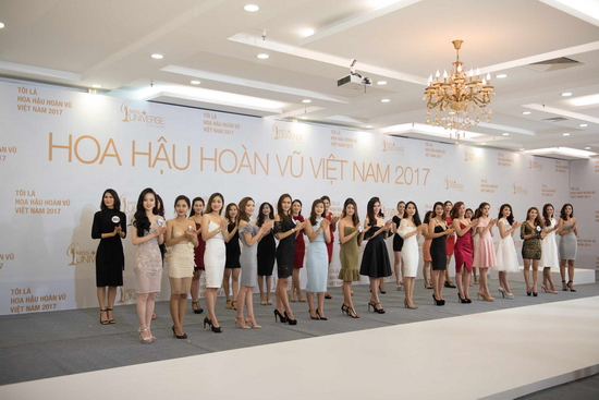 Các thí sinh lần lượt trải qua các vòng thi: trình diễn, ứng xử, biểu diễn năng khiếu trước ban giám khảo và kiểm tra nhân trắc học. Đây là những phần thi bắt buộc theo quy định của BTC, nhằm giúp ban giám khảo có cơ sở lựa chọn ra ứng viên xuất sắc bước vào những vòng thi tiếp theo. Dàn thí sinh tham gia vòng thi sơ tuyển sơ khảo.