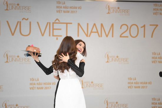 Lệ Hằng rất bất ngờ và xúc động khi nhận được sự chúc mừng của Phạm Hương và ekip thực hiện chương trình, cô còn sung sướng ôm bánh kem, vừa nhảy vừa hát cùng Hoa hậu Phạm Hương trong tiếng nhạc rộn ràng của bài hát chúc mừng sinh nhật