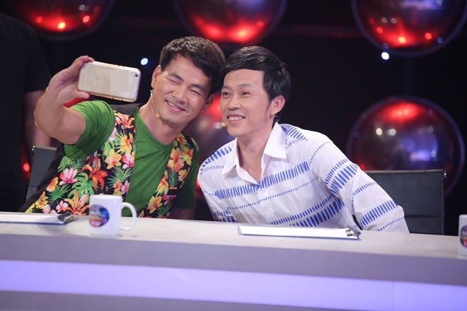 Lần đầu tiên ngồi chung ghế nóng, tuy 