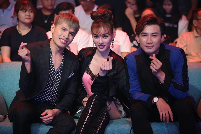 Thu Thủy, Quốc Thiên, Chí Thiện nhí nhảnh chờ đón phần thi của các bé.