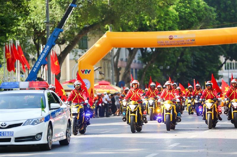Phố đi bộ Hồ Gươm rực rỡ sắc đỏ ngày Quốc khánh 2/9