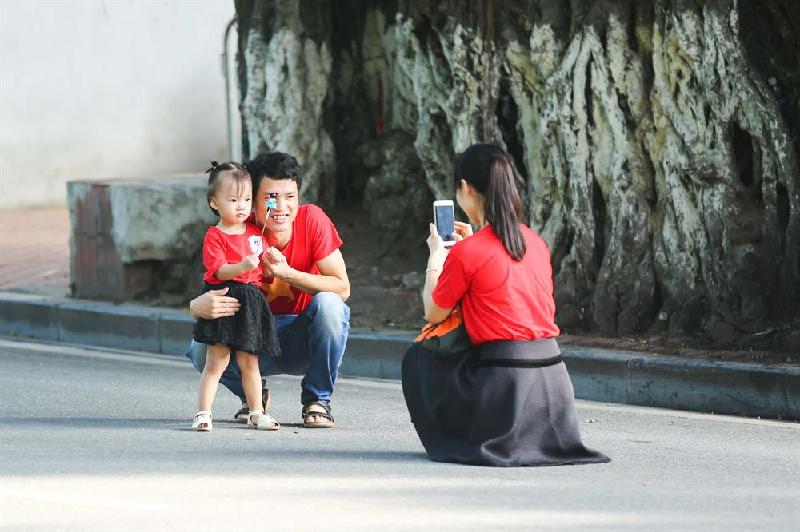 Nhiều gia đình đưa con lên phố đi bộ chơi.