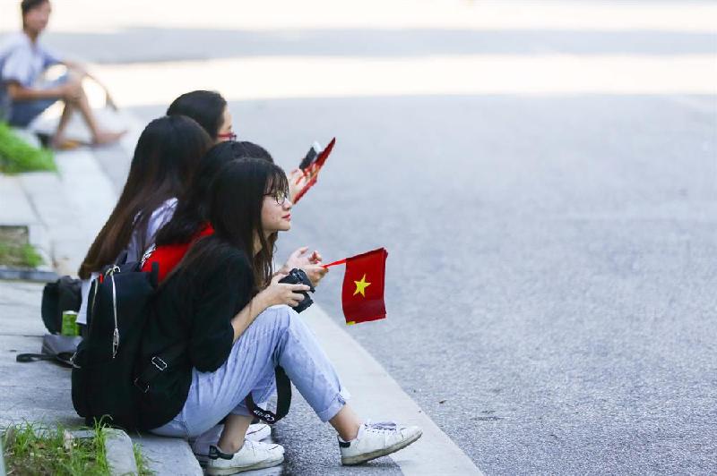 Các bạn trẻ cũng lên phố đi bộ để thưởng thức các hoạt động văn hóa, văn nghệ.