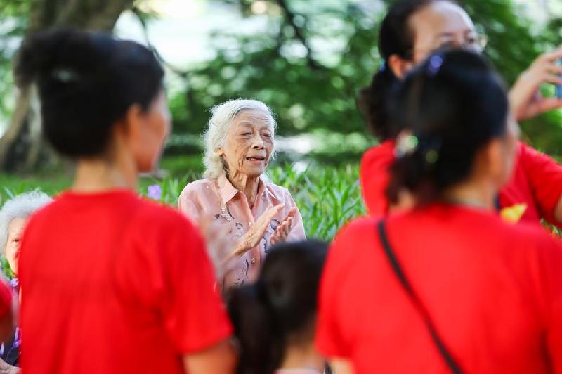 Cụ bà thích thú hát theo dàn đồng ca.