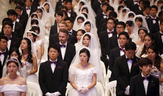 The gioi do day: 8.000 nguoi ket hon tap the
