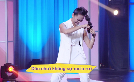 Cũng trong phần thi Gương cười, Mai Ngô đã tỏ ra là một “bản chính” khá chịu chơi khi mạnh dạn cầm kéo cắt phăng đuôi tóc của mình