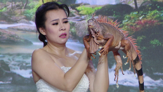 Bằng màn ôm ấp tạo dáng thậm chí còn ôm hôn thấm thiết, loạt thử thách của Mai Ngô khiến 'bản sao' trải qua không ít khoảnh khắc “bấn loạn”.