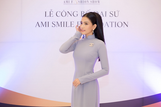 Suốt từ khi hoạt động showbiz đến nay, hình ảnh của Trương Thị May luôn gắn liền với các hoạt động thiện nguyện, vì cộng đồng. Khi được Hoa hậu Hằng Nguyễn mời làm đại sứ quỹ AMI Smile Foundation, người đẹp lập tức nhận lời. Cô cho biết, từng là một đứa trẻ kém may mắn, mồ côi cha từ nhỏ, hơn ai hết cô rất mong giúp đỡ cho những trẻ em có hoàn cảnh đặc biệt khó khăn. 