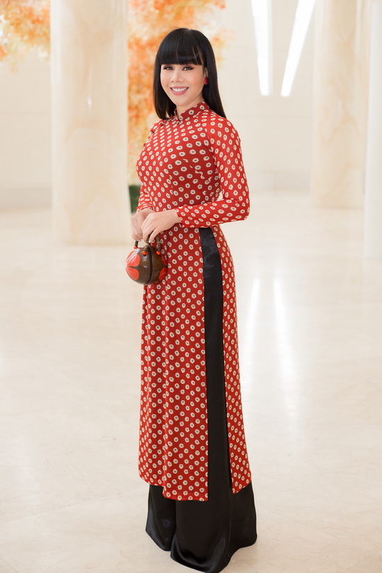 Hoa hậu quý bà Hằng Nguyễn