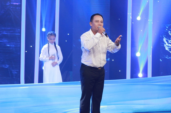 Kế đến, câu chuyện của anh Hồ Tiến Đạt chắc chắn khiến khán giả phải thích thú vì sự chân chất, hài hước rất duyên. Từng rất đam mê ca hát nhưng vì quá khó khăn nên anh không thực hiện được. Anh Tiến Đạt đã thể hiện đam mê đó bằng cách đặt tên cho 3 cô con gái là Hồ Xuân Mai, Hồ Quỳnh Hương và Hồ Ngọc Hà. Đến với gia đình Song Ca, anh Tiến Đạt và bé Xuân Mai chọn thể hiện ca khúc Quê em mùa nước lũ. Liệu “bài tủ” có đem lại may mắn cho “gia đình ngôi sao” này?