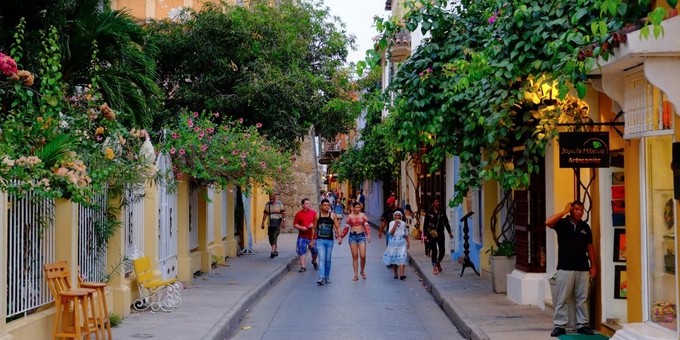 2. Colombia Chi phí so với Mỹ: rẻ hơn 54% Chi phí hằng tháng: Thuê nhà: 274,13 USD Điện nước: 72,81 USD Di chuyển: 27,26 USD Cappuccino: 1,38 USD Bia nội: 0,92 USD