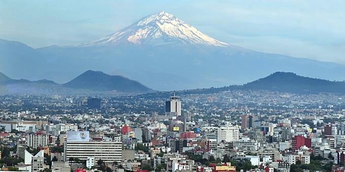 4. Mexico Chi phí so với Mỹ: rẻ hơn 52% Chi phí hằng tháng: Thuê nhà: 272,72 USD Điện nước: 39,4 USD Di chuyển: 17,03 USD Cappuccino: 2,01 USD Bia nội: 1,4 USD