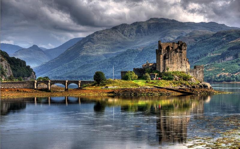 Đứng đầu bảng xếp hạng là Scotland, nơi du khách có thể chiêm ngưỡng những bãi biển hoang sơ, hồ nước sâu và các lâu đài cổ kính. Ảnh: Institute of Hospitality.